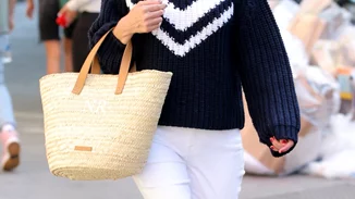 Πώς θα κρατήσεις την ψάθινη τσάντα σου και το φθινόπωρο | Τα looks που θα σε εμπνεύσουν