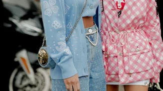 Τα αξεσουάρ που πρωταγωνιστούν στο street style της άνοιξης