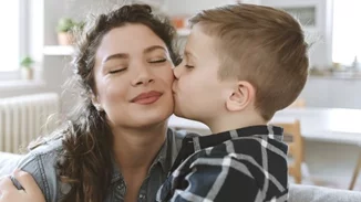 Λιώσαμε! Ένα αγόρι λέει στη μαμά του τι θα πει για εκείνη στη μελλοντική γυναίκα του