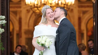 Θεοδώρα – Matthew Kumar | Το κοντό φόρεμα, η τριώροφη τούρτα και όλες οι λεπτόμερειες της γαμήλιας δεξίωσης