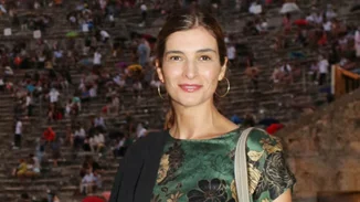 Υπέροχη στα λευκά | Η Αντιγόνη Κουλουκάκου ήταν η πιο καλοντυμένη παρουσία στην Επίδαυρο