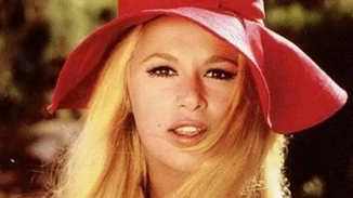 Τα καλοκαίρια της Αλίκης | Η Eλληνίδα σταρ ποζάρει με μαγιό σε σπάνιες φωτογραφίες