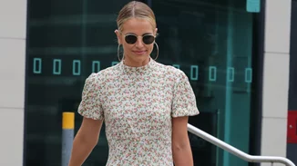 Τα πιο κομψά φορέματα σε λουλουδάτα μοτίβα για day to night ανοιξιάτικες εμφανίσεις