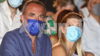 Ο Νίκος Αλιάγας σε σπάνια δημόσια εμφάνιση με τη σύζυγό του, Τίνα Γρηγορίου