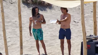 Ο Μάκης Παντζόπουλος φωτογραφίζει τον Άγγελο Λάτσιο και τη μικρή Μαρίνα στην παραλία