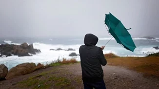 Με φθινοπωρινή διάθεση ξεκινά η εβδομάδα - Πτώση της θερμοκρασίας και θυελλώδεις άνεμοι στο Αιγαίο