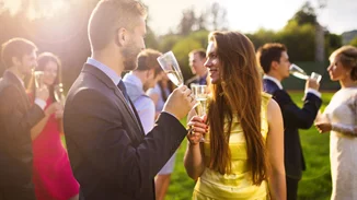 Πώς να ντυθείς σ' ένα γάμο ή μία βάφτιση αν θες να σε προσέξουν όλοι