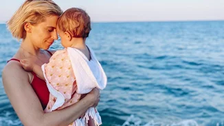 Τα ξανθά μπουκλάκια που ζηλέψαμε | Η κόρη της Νάντιας Μπουλέ απολαμβάνει το παγωτό της στην παραλία