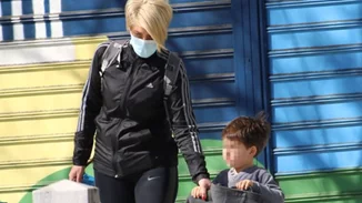 Σία Κοσιώνη | Βόλτα στο Κέντρο της Αθήνας με αθλητικό λουκ, παρέα με τον γιο της Δήμο Μπακογιάννη