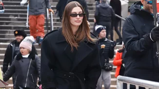 Η Hailey Bieber επαναφέρει στην επικαιρότητα το αμφιλεγόμενο παντελόνι που αξίζει να αποκτήσεις