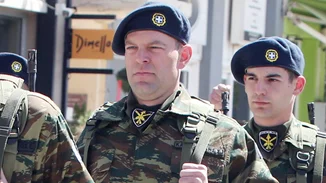 25η Μαρτίου | Ο Κασσελάκης ντυμένος στα χακί παρέλασε στη Θήβα - "Μπράβο Στέφανε" φώναζε ο κόσμος