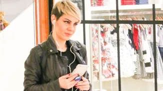 Για shopping η Ράνια Κωστάκη | Το vinyl παντελόνι της