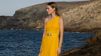 Καλεσμένη σε γάμο | 10 φορέματα από ελληνικά brands που θα σε αναδείξουν την πιο καλοντυμένη