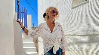 Ελεονώρα Ζουγανέλη | Κατάξανθη με εμπριμέ καφτάνι στη Σύμη