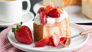 Ανοιξιάτικο κέικ γιαουρτιού με φράουλες - 5 μόνο υλικά