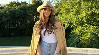 Η Αλεξάνδρα Κωστοπούλου σε μία σπάνια εμφάνιση | Η chic μπλούζα που συνδύασε με τζιν