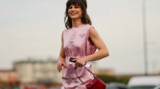 Dusty Pink ή Baby Blue | Αυτό το σατινέ φόρεμα από τη Zara ταιριάζει στους γάμους και τις βαπτίσεις της άνοιξης και κοστίζει μόλις 29,95 ευρώ