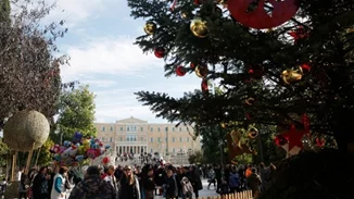 Σε εορταστικούς ρυθμούς η αγορά – Ξεκινούν καλάθια Χριστουγέννων και Αϊ Βασίλη