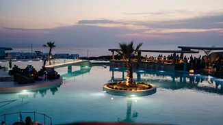 Οι Duo Violins στο Pacman στην Σαντορίνη | Εδώ χτυπά ο ρυθμός του καλοκαιριού