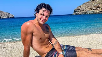 Ο Άγγελος Λάτσιος απολαμβάνει στιγμές χαλάρωσης στην παραλία μαζί με την καλύτερη παρέα