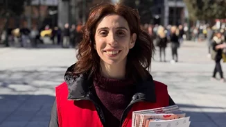 Έλενα Χαραλαμπούδη | Έγινε για μια ώρα πωλήτρια του περιοδικού "Σχεδία"