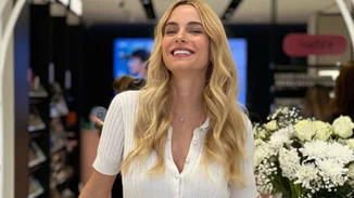 Το girly pink χρώμα νυχιών που λατρεύει η Δούκισσα Νομικού κολακεύει ιδιαίτερα τα κοντά νύχια