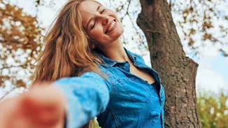 10 years MissBloom x Papoutsanis | Η σημασία της αισιοδοξίας για το ευζήν μας