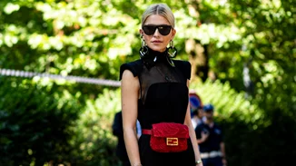 Από το γραφείο στη βραδινή έξοδο | Το μαύρο φόρεμα από το Zara που αξίζει να αποκτήσεις