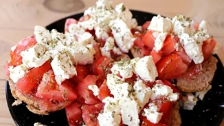 Ντάκος χωρίς φέτα | Οι καλύτερες εναλλακτικές τυριών για τη σαλάτα σου