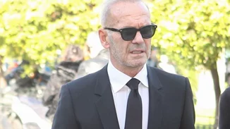 Πέτρος Κωστόπουλος | Συνοδευόμενος από την κόρη του στην κηδεία του Αντώνη Λυμπέρη