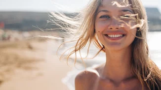 Γιατί το καλοκαίρι το δέρμα μας χρειάζεται περισσότερη βιταμίνη C;