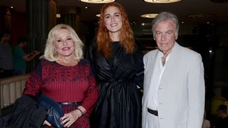 Η Εβελίνα Νικόλιζα σε σπάνια έξοδο με τους γονείς της στο θέατρο