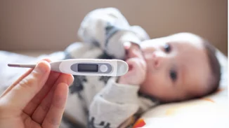 Η φυσιολογική θερμοκρασία του μωρού | Πότε πρέπει να τηλεφωνήσεις στον παιδίατρο;