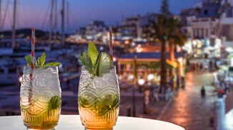 Τα ωραιότερα καλοκαιρινά στέκια στην Αθήνα για ποτό και φαγητό