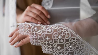 "Ξεχασμένες Δαντέλες, Νέα Πνοή": Μια υπέροχη έκθεση στον Κήπο του Εθνικού Αρχαιολογικού Μουσείου