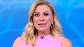 Η Κατερίνα Καραβάτου έκανε πρεμιέρα με μίνι ροζ φόρεμα από τη Zara