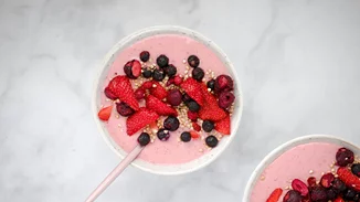 Το πιο εύκολο και ελαφρύ γιαουρτογλυκό ψυγείου με φράουλες - ονειρικό γλυκό στη στιγμή!