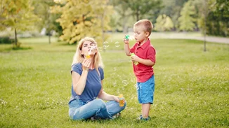 8 πράγματα που κάνουμε οι γονείς σήμερα (και δεν τα έκαναν ποτέ οι δικοί μας γονείς)