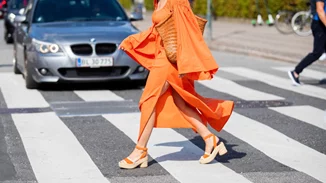 Αυτά τα καφέ πέδιλα με πλεκτή πλατφόρμα κοστίζουν μόλις 35,95 ευρώ και θα ορίσουν τα θερινά σου looks