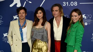 Φεστιβάλ Βενετίας | Έφτυσε πράγματι ο Harry Styles τον Chris Pine στην πρεμιέρα της ταινίας τους;