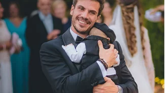 Άκης Πετρετζίκης | Μας δείχνει τον τεσσάρων μηνών γιο του με κοστούμι, γιλέκο και custom αθλητικά