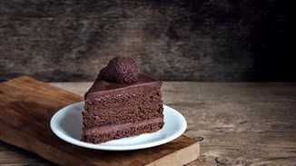 Αυτή είναι η καλύτερη συνταγή για σοκολατόπιτα με φουντούκια και λίγη ζάχαρη - έτοιμη σε 20 λεπτά