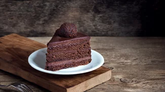 Το υπερ-σοκολατένιο και full θρεπτικό κέικ που θες να δοκιμάσεις | Χωρίς ζάχαρη, με γιαούρτι και αλεύρι ολικής