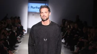 Με γκρίζα μαλλιά πιο γοητευτικός από ποτέ ο Αλέξανδρος Παρθένης | Η νέα βραδινή έξοδος με τη σύντροφό του