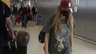 Δέσποινα Βανδή - Βασίλης Μπισμπίκης | Το "κρυφτό" στο αεροδρόμιο και ο εκνευρισμός της τραγουδίστριας (vid)