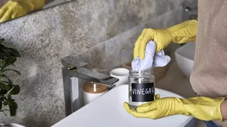 8 πράγματα που δεν πρέπει ποτέ να καθαρίζεις με ξύδι