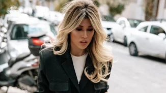 Ζεστή και στιλάτη στα χιόνια | Η Βάσια Κωσταρά προτείνει 3 κομψά outfits για τις εξορμήσεις σου στο βουνό