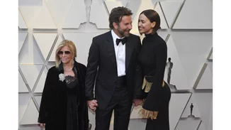 6 celebrity άνδρες που δεν μπορούν να κάνουν χωρίς τη μαμά τους