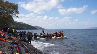 Σε πλήρη εξέλιξη οι έρευνες για το ναυάγιο στην Πύλο - Συγγενείς επιβαινόντων στο αλιευτικό σκάφος αναζητούν τους δικούς τους
