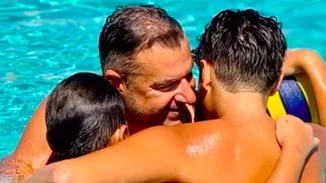 Στην πισίνα του Γιώργου Λιάγκα στην Τήνο | Το σπάνιο κλικ από το εντυπωσιακό εξοχικό